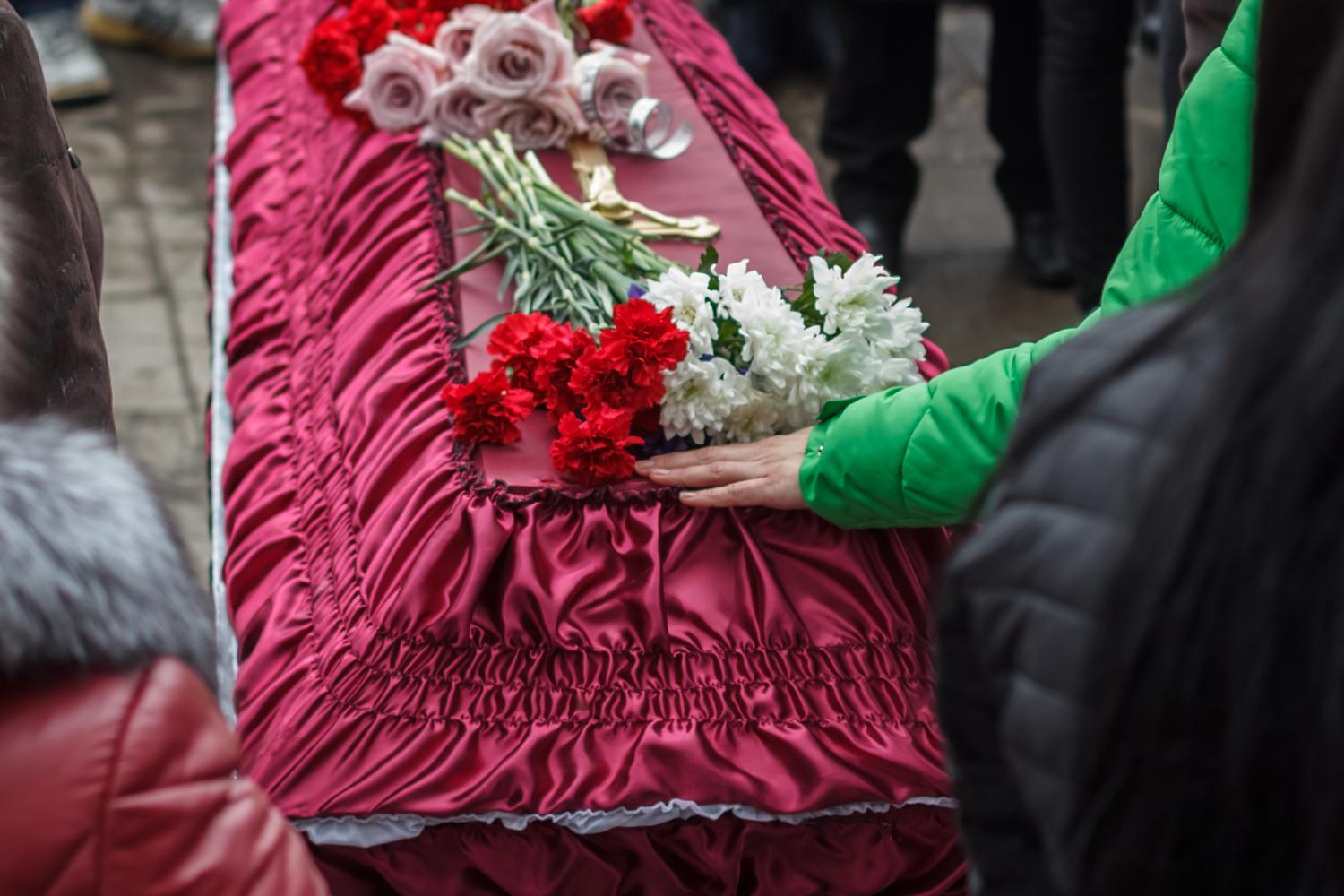 Прощание самара. Цветы для прощания в крематории. Траурная церемония прощания.