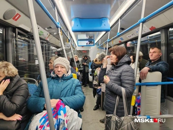 Сидячих мест в час пик хватает не всем | Источник: Михаил Мечев / MSK1.RU