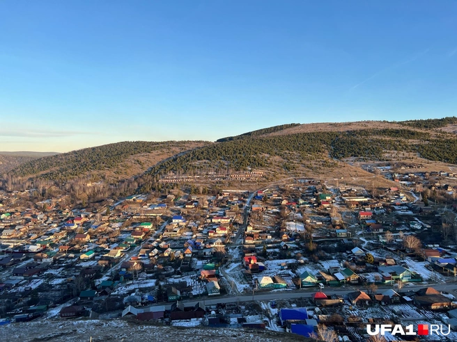 Заметно, как гора закрывает собой часть района | Источник: Андрей Бирюков / UFA1.RU