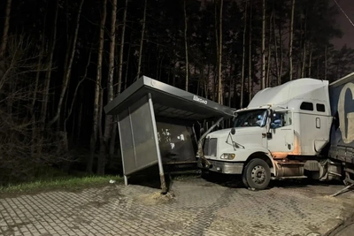 Воронеж: водитель фуры разбил остановку у школы, отказавшись от теста
