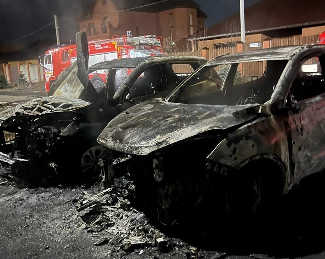 В Пригородном огонь уничтожил сразу два автомобиля | Источник: Департамент ПБ и ГЗ Оренбургской области / t.me