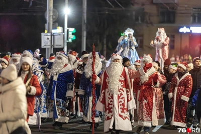 Сотни Дедов Морозов прошли парадом по Рыбинску