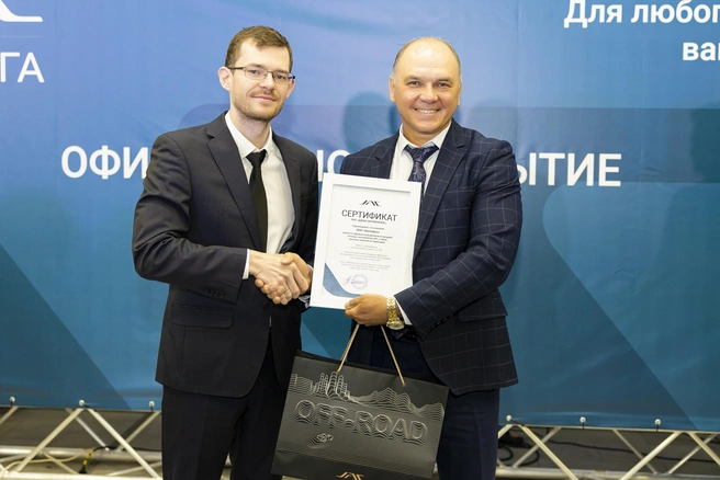 Гендиректор «Автолиги» и директор по развитию дилерской сети JAC на торжественной церемонии открытия | Источник: «Автолига»