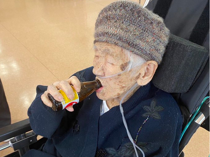 «Кока-Кола», тренировки мозга и дважды побежденный рак: какой мы запомним 119-летнюю японку Танаку Канэ