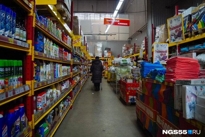 Продукцию со склада отгружают и в собственную розничную сеть «Низкоцен» | Источник: Елена Латыпова / NGS55.RU