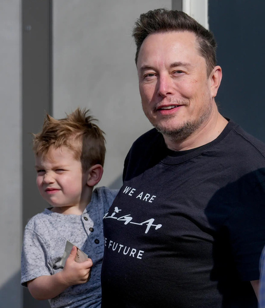 Илон Маск прогулялся со своим сыном по заводу Tesla в Германии