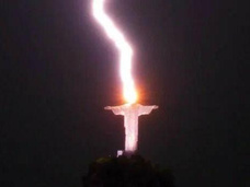 Молния попала в статую Христа-Искупителя в Рио-де-Жанейро: мистическое знамение или физика?
