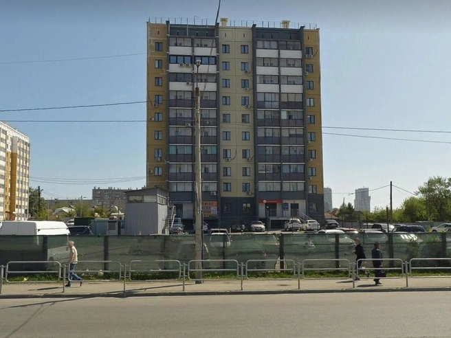 Долгое время здесь была парковка на несколько десятков машин. Фото от 2023 года | Источник: «Яндекс.Карты»