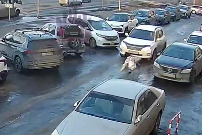Девушку переехал кроссовер в скользком дворе Красноярска