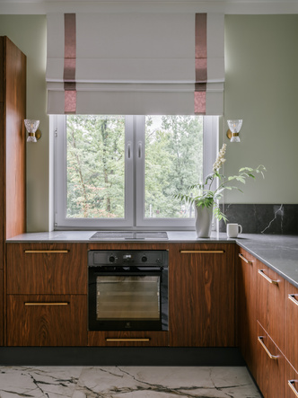 Светлая квартира 80 м² с зеркалами на кухне и ощущением воздуха