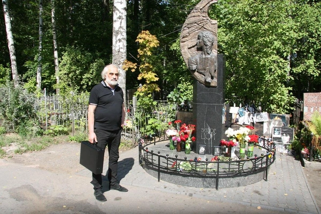 Юрий Белишкин, продюсер группы «Кино», на могиле Виктора Цоя | Источник: архив Михаила Садчикова