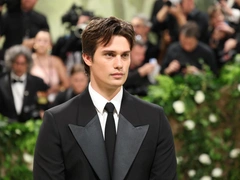 Самый красивый на Met Gala: 10 фото Николаса Голицына, покорившего «модный Оскар»