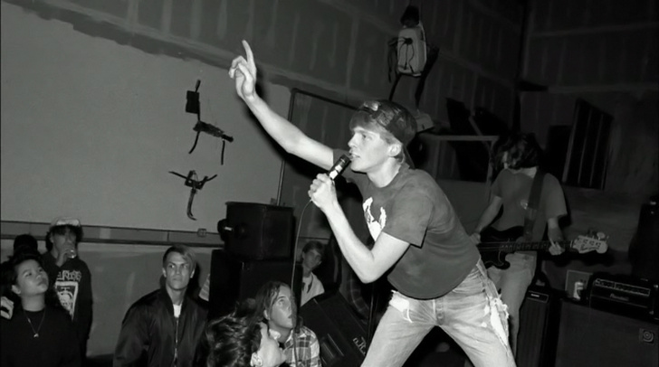 Малоизвестная группа The Offspring дают концерт в гараже, конец 80-х