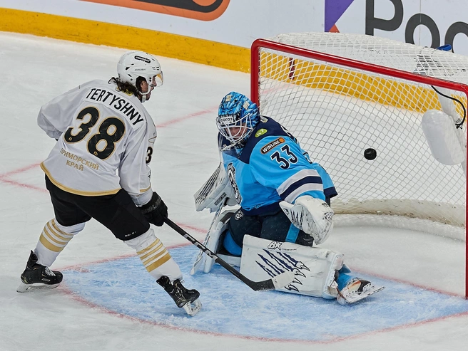 На девятой минуте игры Никита Тертышный из «Адмирала» забросил первую шайбу. | Источник: Александр Ощепков / NGS.RU