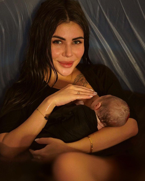 София Стужук с новорожденной дочерью