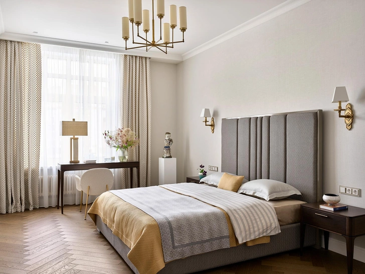 Портьеры, Fabricut. Письменный стол и кровать, Tosconova. Настенные светильники, Ralph Lauren. Настольная лампа, Thomas O’Brien. Покрывало и постельное белье, Atelier Tati. | Источник: Сергей Ананьев. Стиль: Юлия Чеботарь