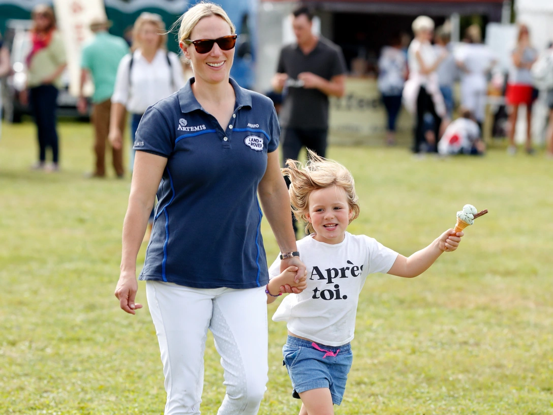 Зара Тиндолл со своей старшей дочерью Леной на международных конных соревнованиях Whatley Manor, 15 сентября 2019 | marieclaire.ru