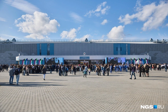 На открытие пришло около ста человек, на выступление артистов в основном смотрели их родственники и знакомые | Источник: Александр Ощепков / NGS.RU