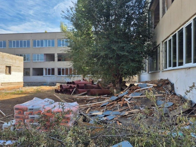 Именно в таком виде школа находилась в июле 2025-го, когда до сдачи капремонта оставалось полгода | Источник: ГУ МВД России по Волгоградской области
