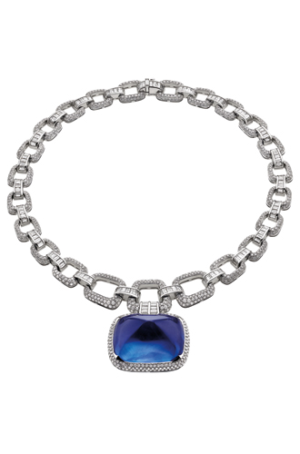 Колье из коллекции высокого ювелирного искусства Bulgari: платина, крупный сапфир необычной огранки, бриллиантовое паве на звеньях цепи.