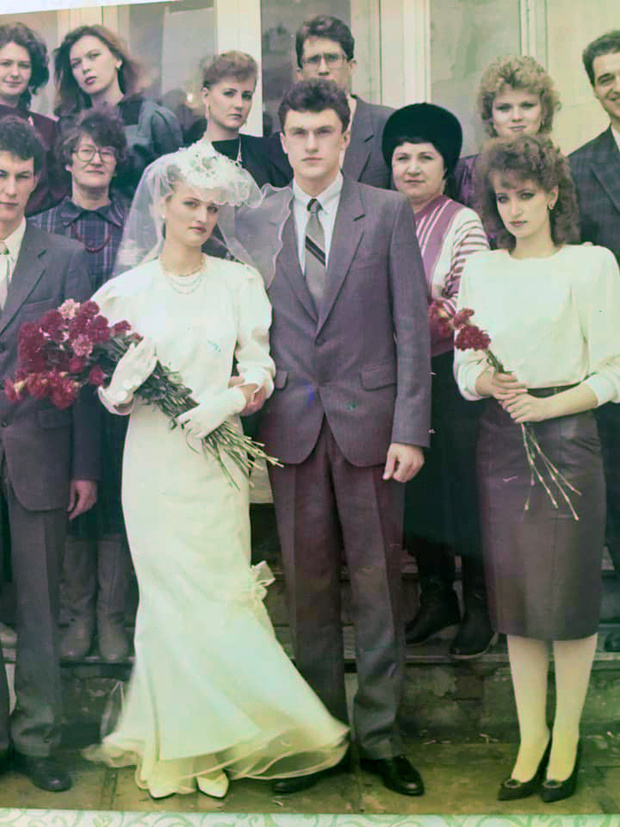 Фото №1 - Платья из «Бурды», пышная фата, 3 гвоздики в руках: как выходили замуж наши мамы