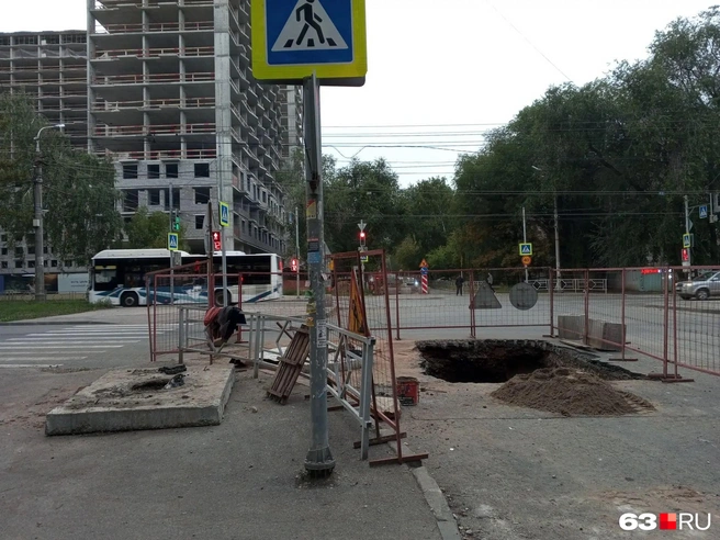 Яма появилась около улицы Вольской | Источник: читатель 63.RU