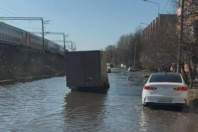 На улице Профессора Качалова снова потоп, автомобиль застрял