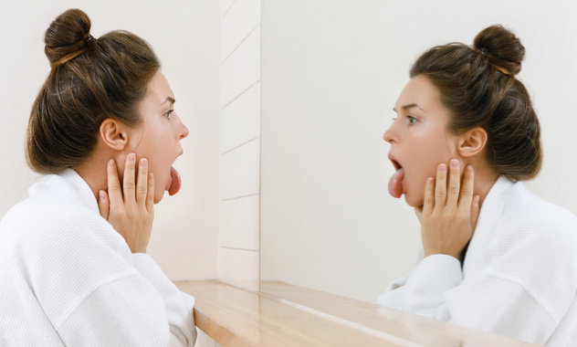 «Нанесите небольшую щепотку»: 5 народных способов очистить язык от налета и бактерий