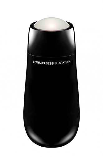 Концентрат для области вокруг глаз Black Sea, Edward BessНу, во-первых, Эдвард Бесс – красавец, и все, что он делает, выглядит эстетично и даже, можно сказать, эстетски. Во-вторых, в аннотации много говорится про жемчуг и морские глубины, а точнее про «светоотражатели из самой глубины моря». Светоотражатели эти нужны для сияния кожи. Что ж, пусть будут. Мы же скажем, что средство отлично работает. Это тот случай, когда красиво и полезно идут рука об руку.
