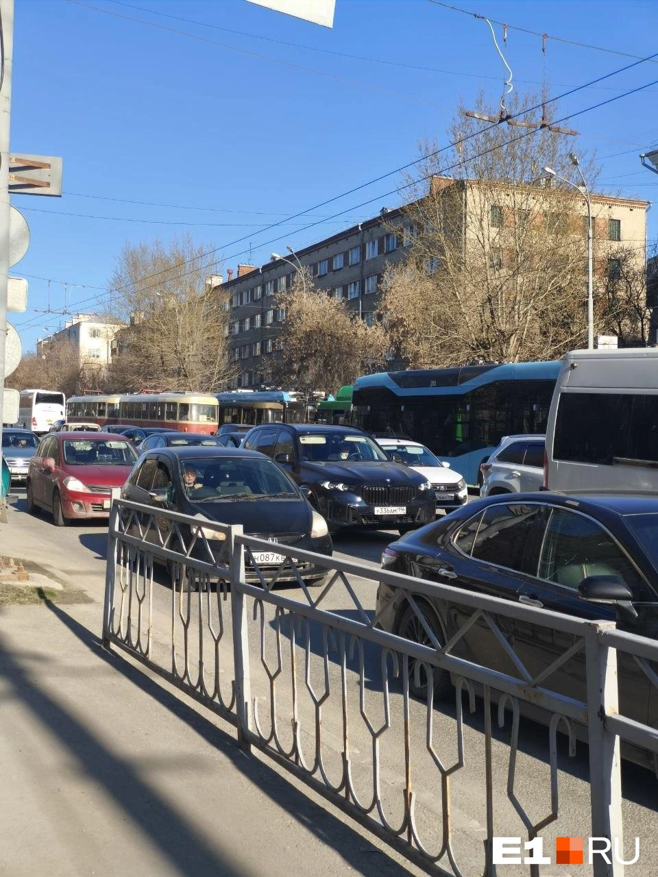 У автомобилистов нет другого выбора, кроме как стоять в пробке | Источник: читательница E1.RU