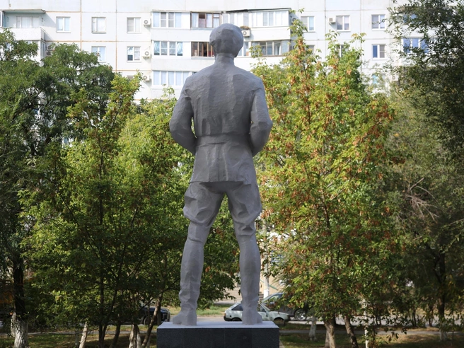 Валериан Куйбышев присматривает за местными жителями | Источник: Константин Завриков / V1.RU