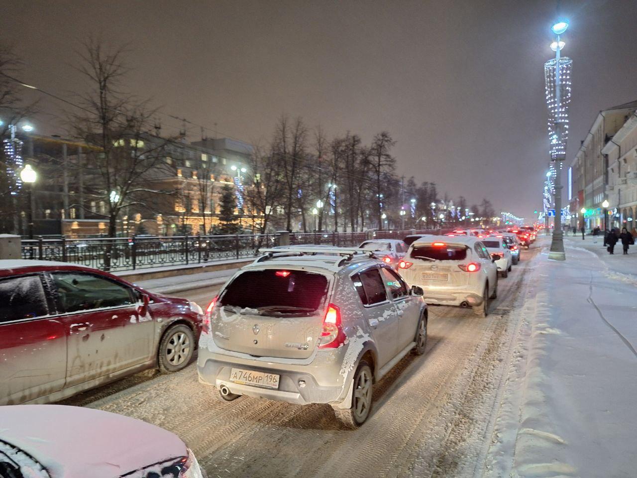 Екатеринбург застрял в пробках, а в области десятки аварий. Подробности о последствиях снегопада