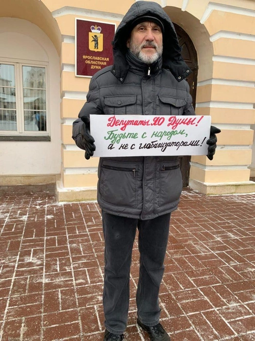 Перед зданием думы прошли одиночные пикеты | Источник: КПРФ