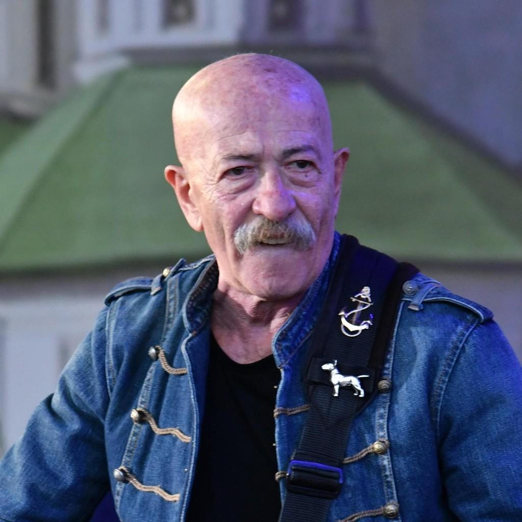 Александр Розенбаум обрушился на российских артистов: «У нас звездуны и звездуньи. Советую быть просто рабочим человеком»