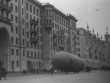 В начале войны по улице Горького несли аэростаты | Источник: кадр из д/ф «Разгром немецких войск под Москвой» (18+)