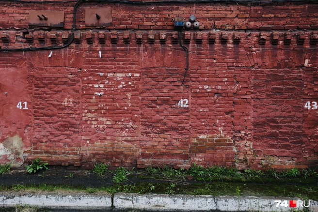 У каждого закрытого кирпичом окна теперь&nbsp;— парковочное место | Источник: Наталья Лапцевич
