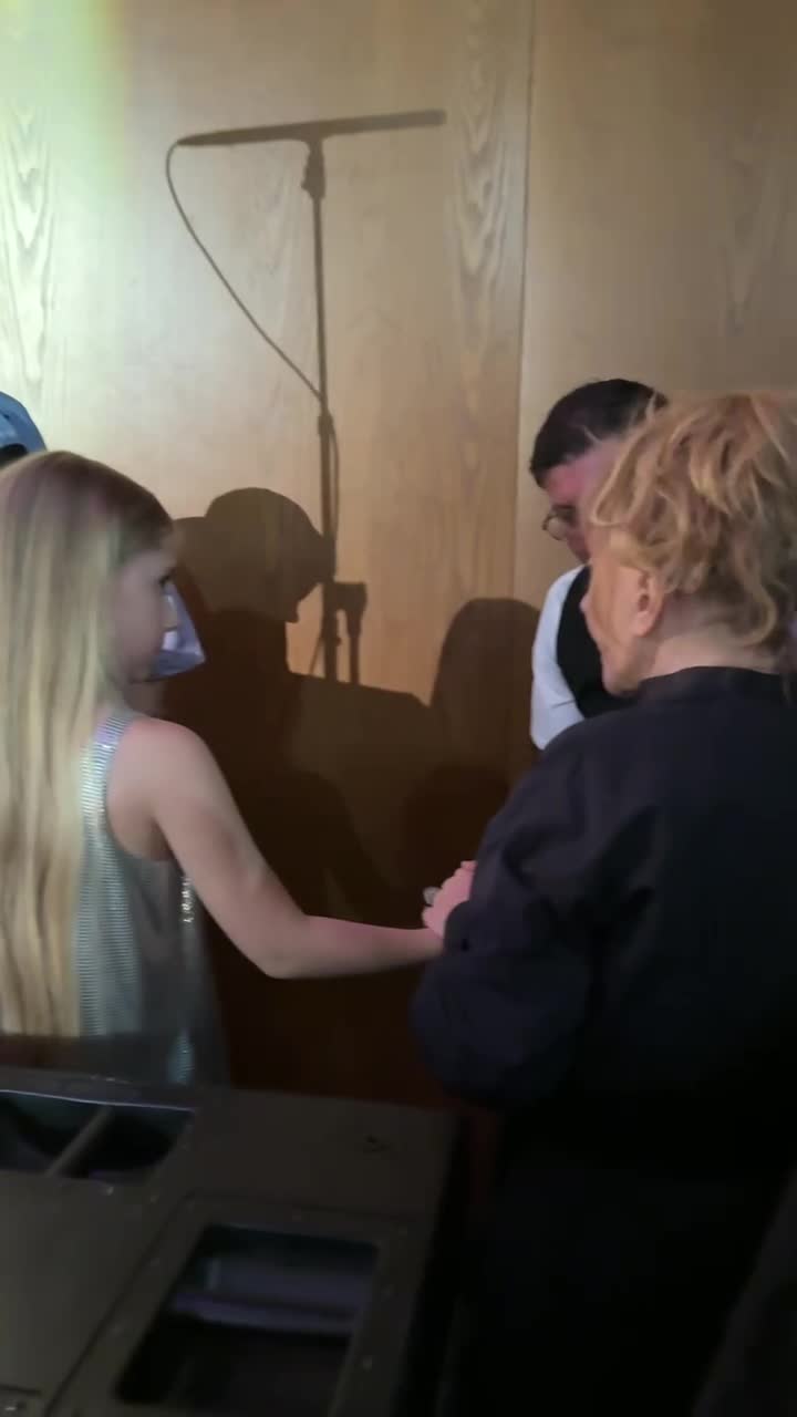 Халаттағы порно әйелдер Массаж кезіндегі таяқшалар бейне