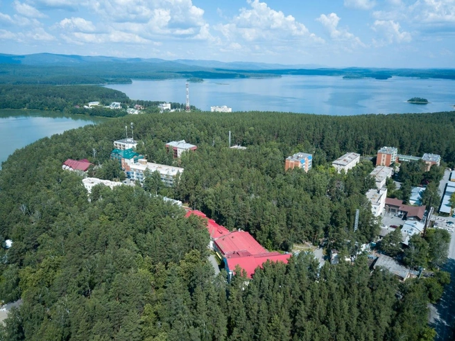 Семейный курорт «Утес» расположился в глубине реликтового леса на берегах двух озер | Источник: «Утес»