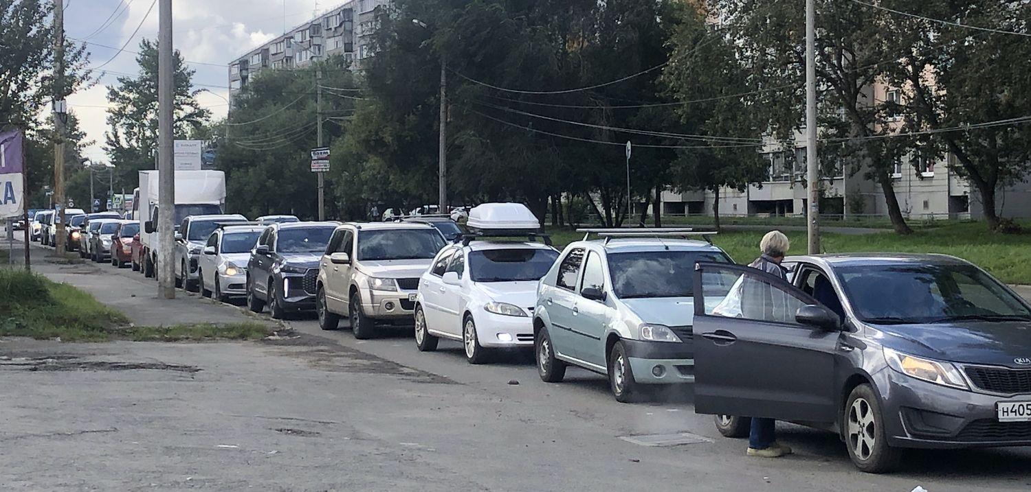 «Клапаны выбивали молотком»: машины массово встали после заправки на АЗС в Челябинске — компания ко…
