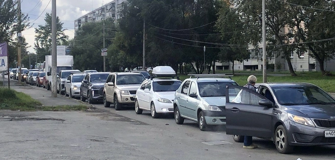 В первые дни скандала АЗС Tatoil еще работала и собирала длинные очереди машин. Сейчас, по данным читателей, заправки закрыты | Источник: Артем Краснов