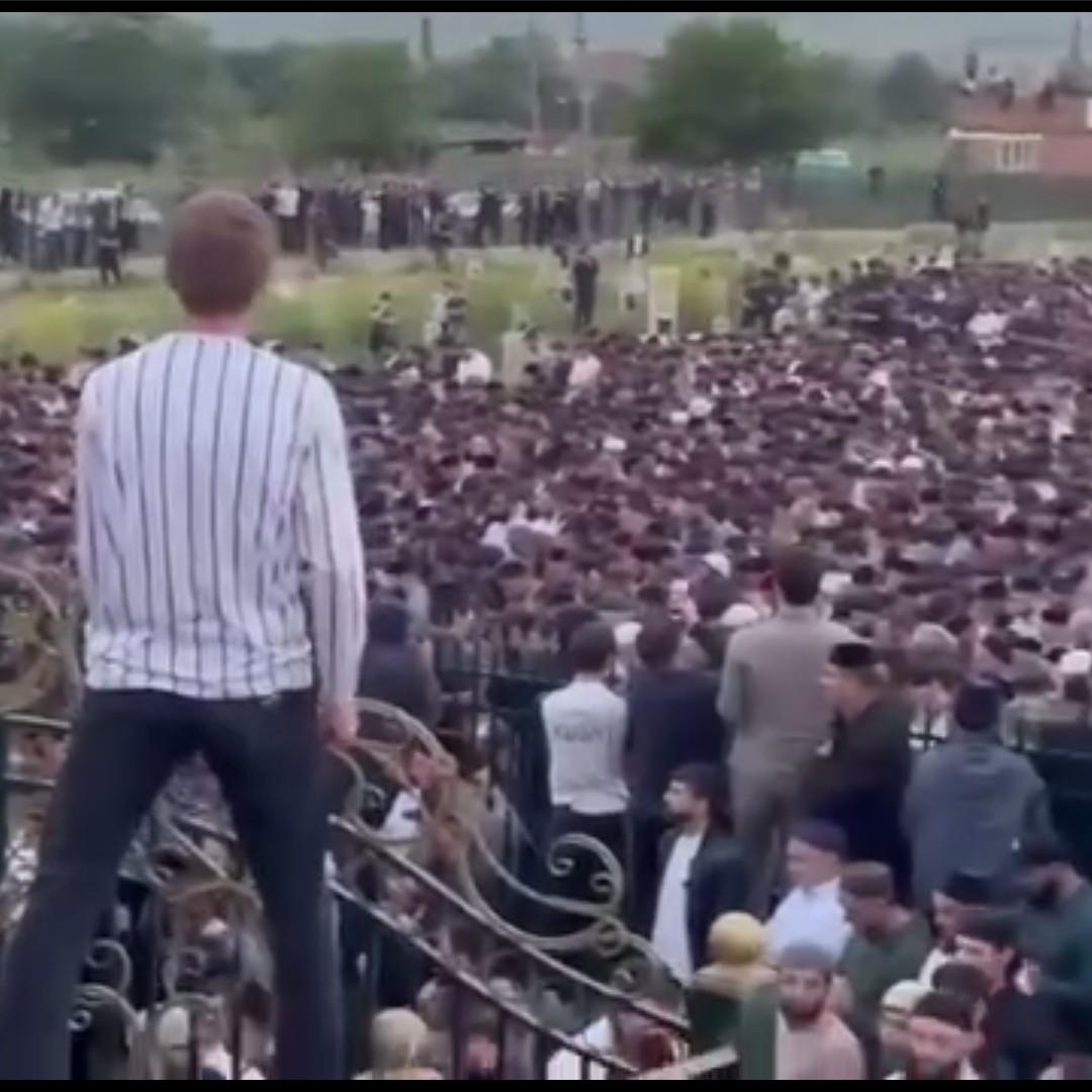 Люди стояли даже на заборах и молились вместе с семьей: Ингушетия простилась с 8-летним Хизиром, отдавшим жизнь ради друга