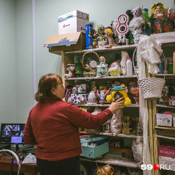 Надежда Никулина показывает, какие игрушки делают активисты поселка | Источник: Василина Любимова / 59.RU
