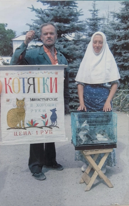 Матушка Арсения с кузнецом Андреем, который помогал ей пристраивать котят | Источник: Группа «Монастырские кошки. Помощь животным» / vk.com/pomojem_koshkam