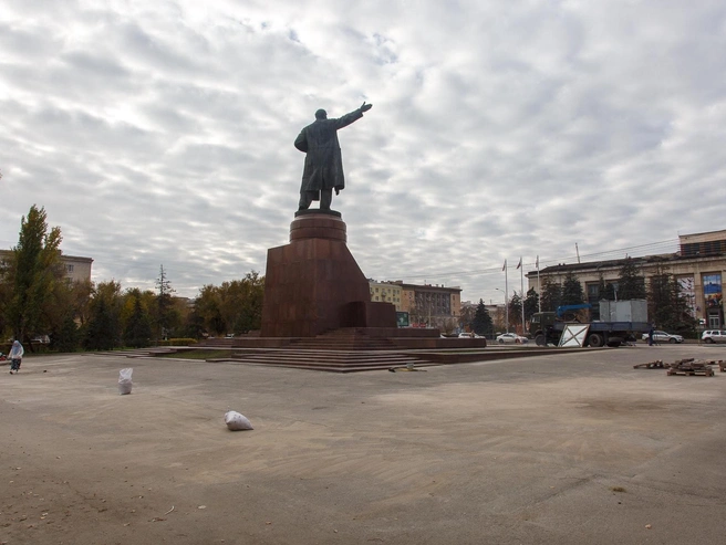 Теперь на площади исключена опасность падения гранитных плит. | Источник: Константин Завриков / V1.RU