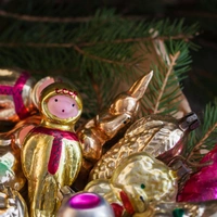 История елочной игрушки в России: откуда на наших елках появились стеклянные космонавты, кукуруза и шишки