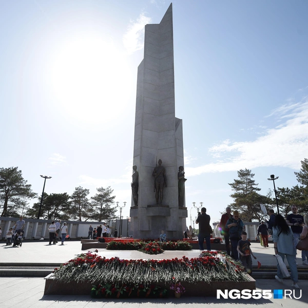 Горожане принесли тысячи гвоздик | Источник: Кирилл Башинский / NGS55.RU