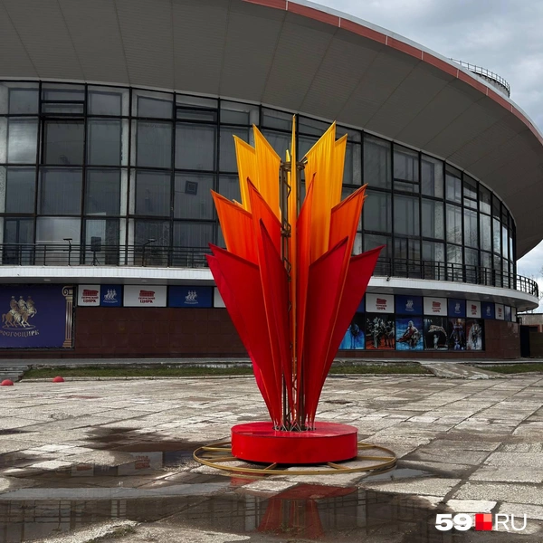 В районе городского цирка поставили вот такие флаги | Источник: Алексей Кожевников / 59.RU