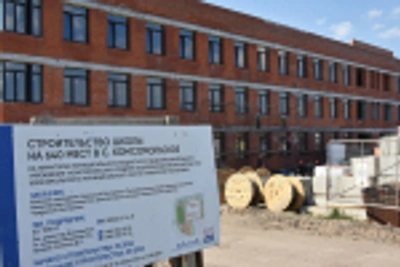 Олег Николаев проконтролировал ход строительства школы в Комсомольском