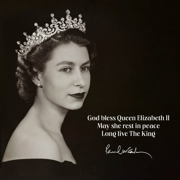 «Она была королевой всю мою жизнь»: Твигги, Бекхэмы и другие звезды делятся трогательными воспоминаниями об умершей Елизавете II