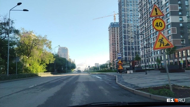 На участке улицы Московской установили знаки, предупреждающие о скором начале ремонтных работ | Источник: читатель E1.RU